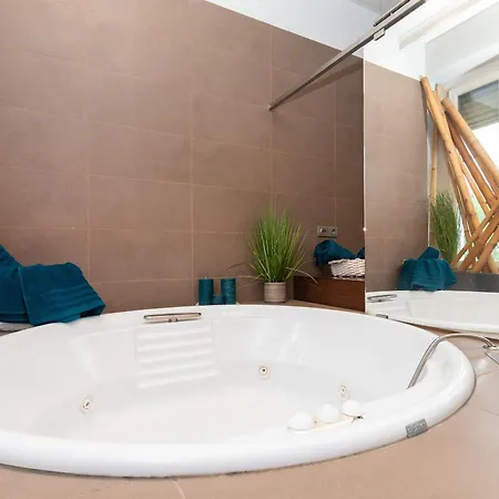 Luxury In The Centre Of アパート